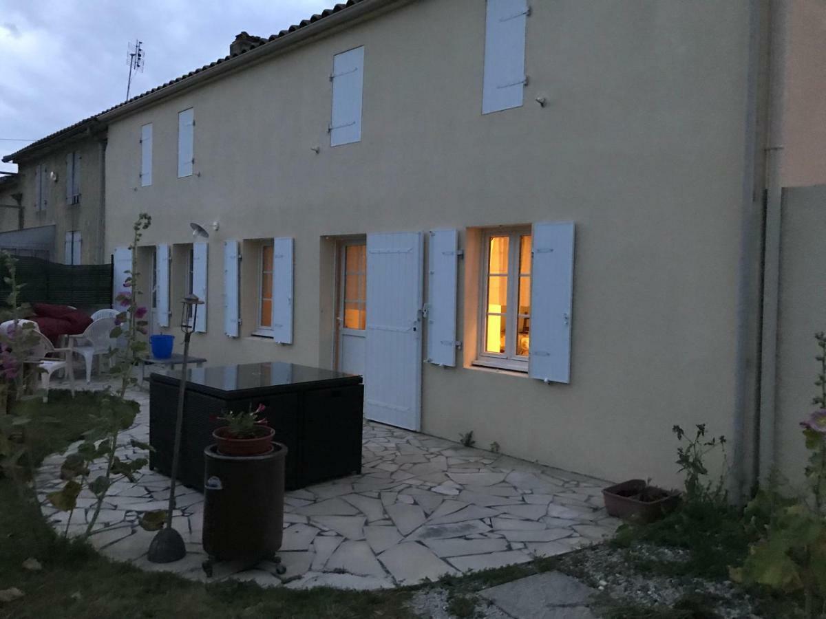 Villa Les Trémières Le Thou Esterno foto